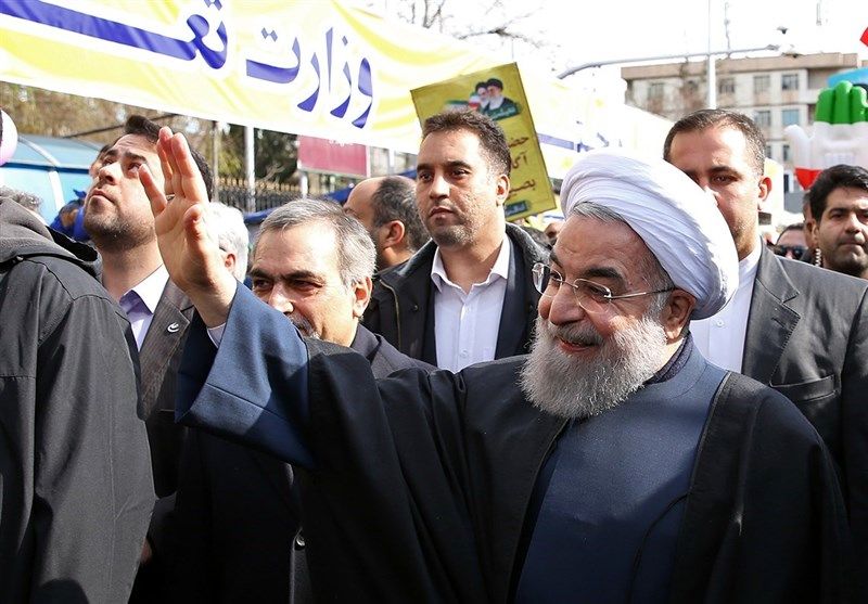 حضور رئیس‌جمهور در جمع راهپیمایان تهرانی