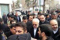 ظریف هم در جمع راهپیمایان تهرانی حضور یافت