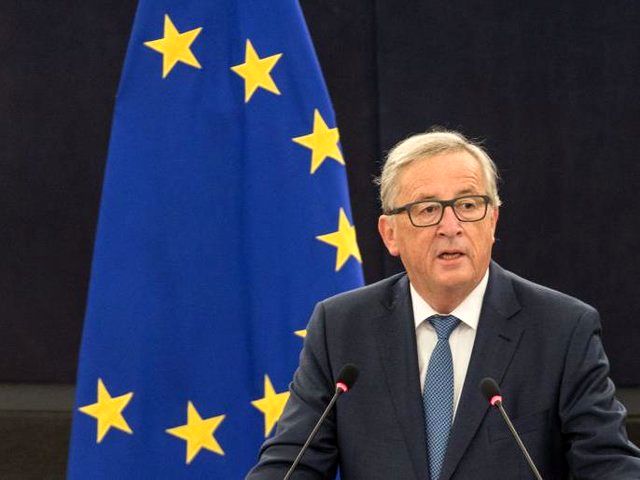 کمیسیون اتحادیه اروپا خبر تصمیم یونکر برای کناره‌گیری را رد کرد